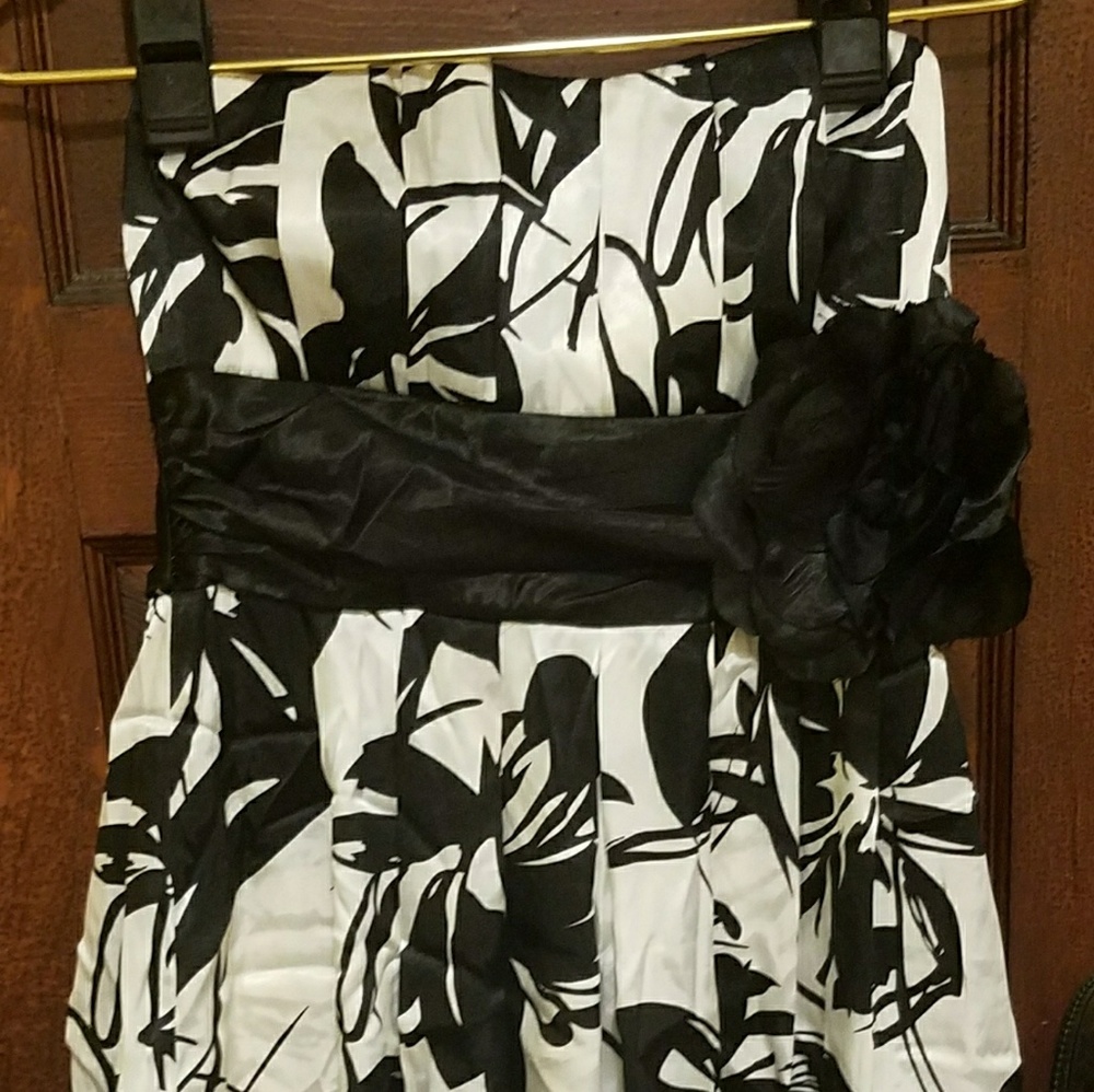 Black and white sleeveless dress